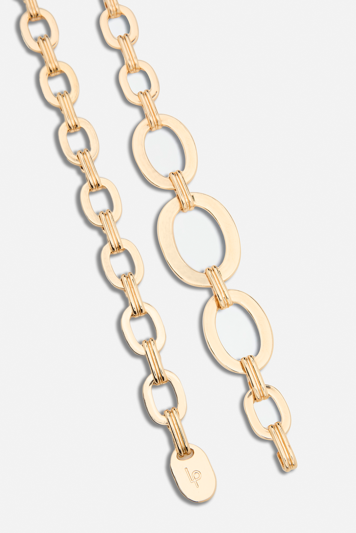 Close up flat lay of the Chase gold chain belt highlighting oversized oval links and shine.
