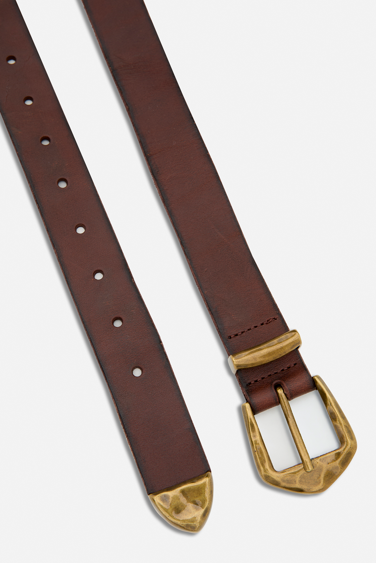 Close up flat lay of the Wren chestnut vintage belt highlighting antique gold buckle and matching tip.